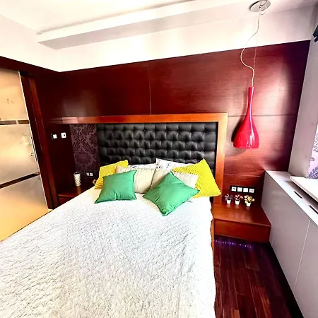 Apartment Lux Next To Metro Warsaw